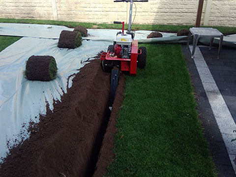 Das Gras wird schonend abgetragen